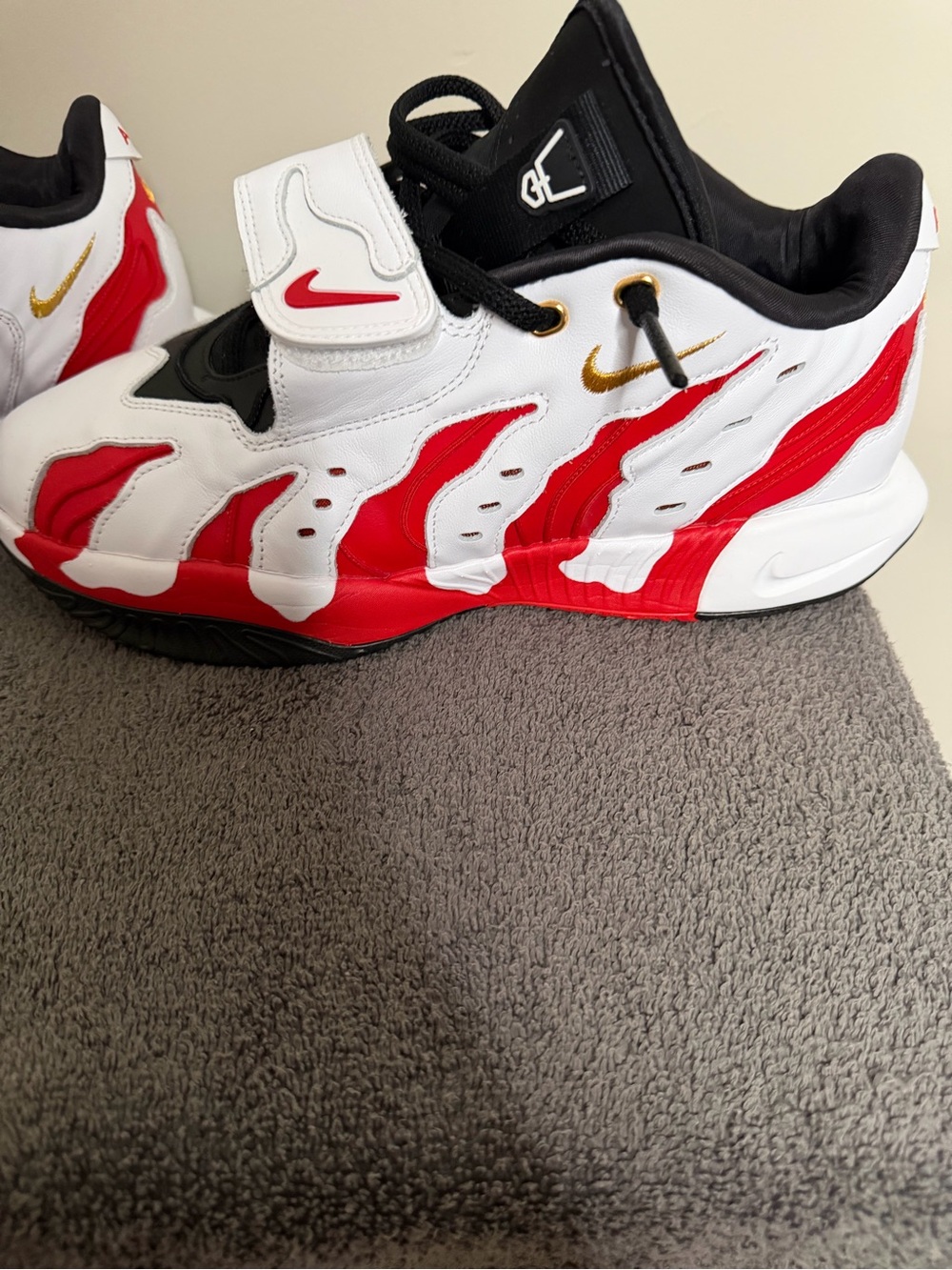 Nike Men’s Black White Red Sneakers - Picture 4 of 9